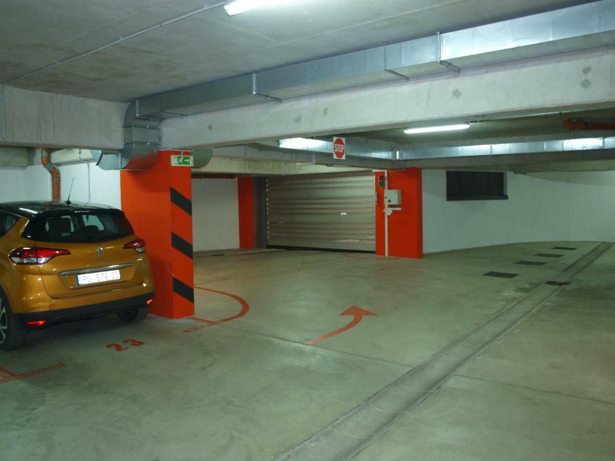 포레치 Lucia Exclusive With Parking In The Garage 아파트 외부 사진